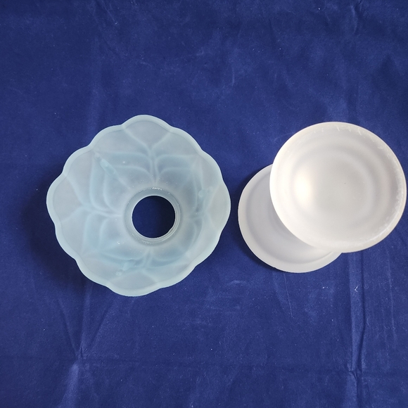 Vintage LE Smith Woodrose Leaf Blue Frosted Satin Glass Fairy Lamp - Picture 5 of 7